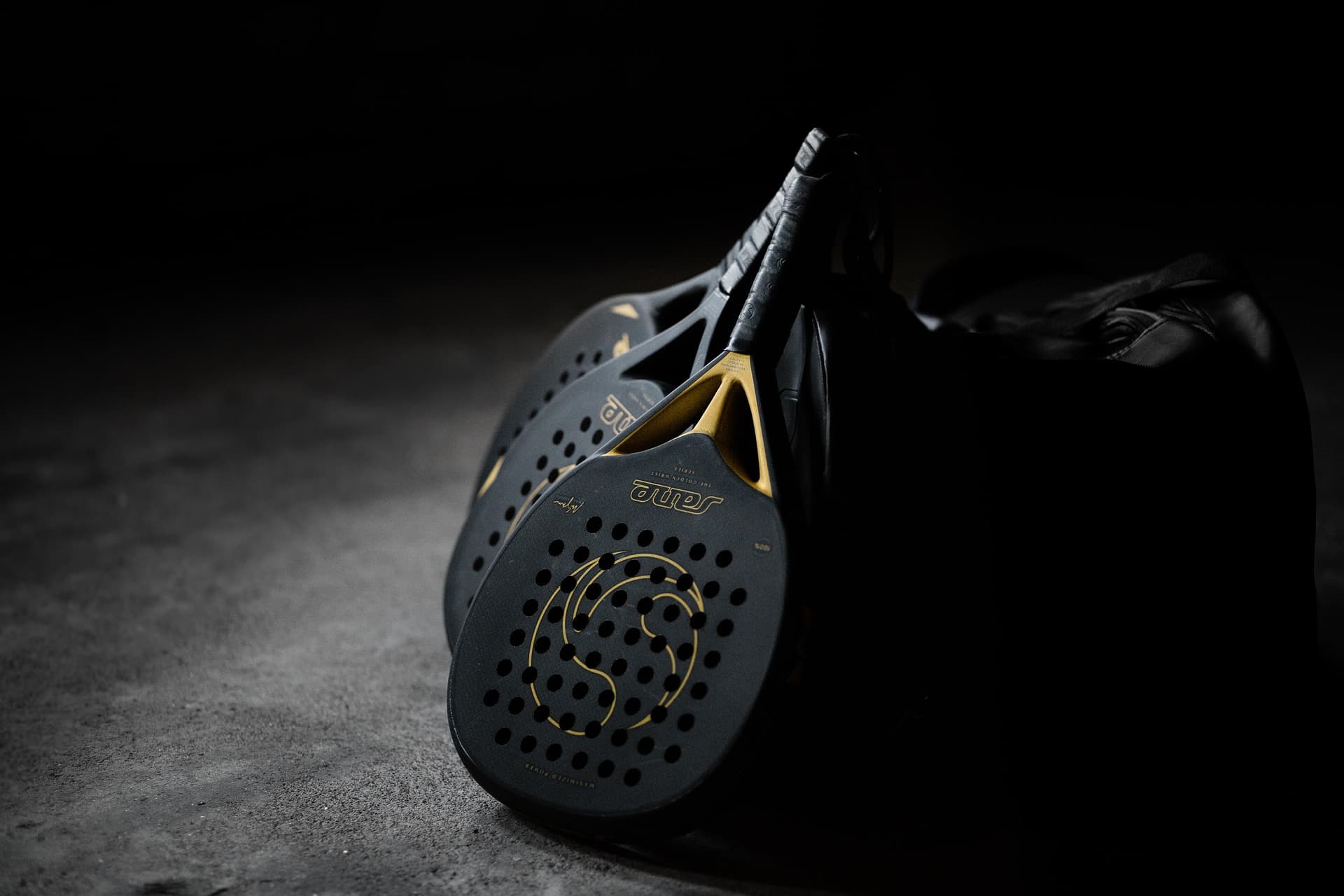 Quatre joueurs de padel sur un terrain, prêts à jouer une session